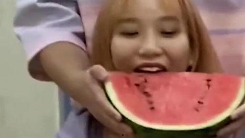 女友在吃瓜搞笑,女友的欢乐食瓜日常揭秘!”