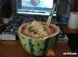 男子端饭碗吃瓜,展现独特生活态度